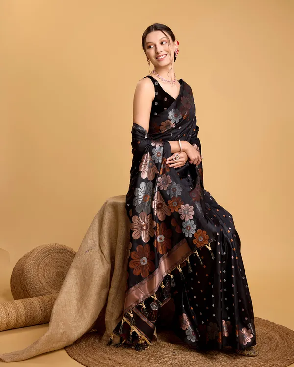 Black_Patola_Silk_Weaved_Saree_With_Contrast_Meenakari_Saree_For_Women_&_Girls