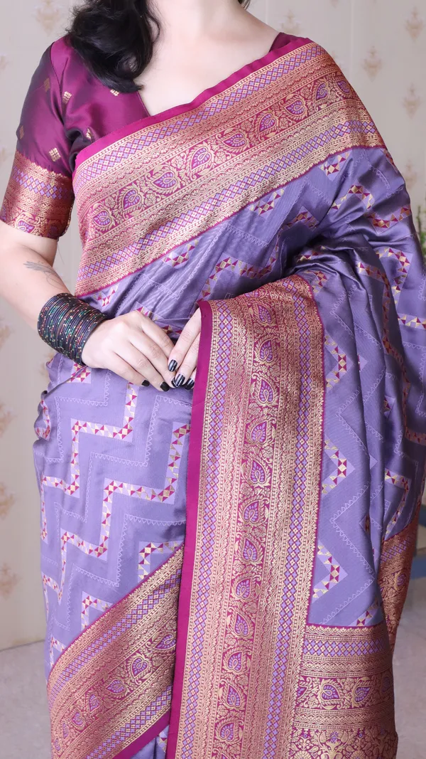 Light_Purple_Premium_Banarasi_Soft_Silk_With_Gold_Zari_Zig_Zag_Geometric_Weaved_Saree_With_Blouse_Piece_For_Women_&_Girl