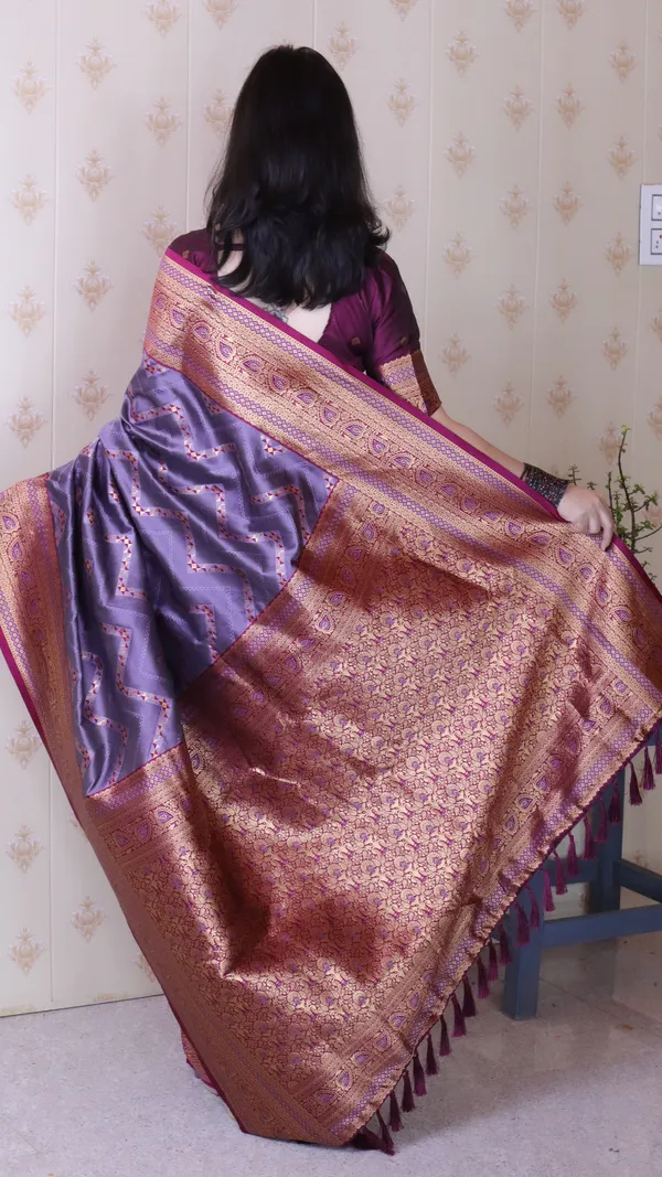 Light_Purple_Premium_Banarasi_Soft_Silk_With_Gold_Zari_Zig_Zag_Geometric_Weaved_Saree_With_Blouse_Piece_For_Women_&_Girl