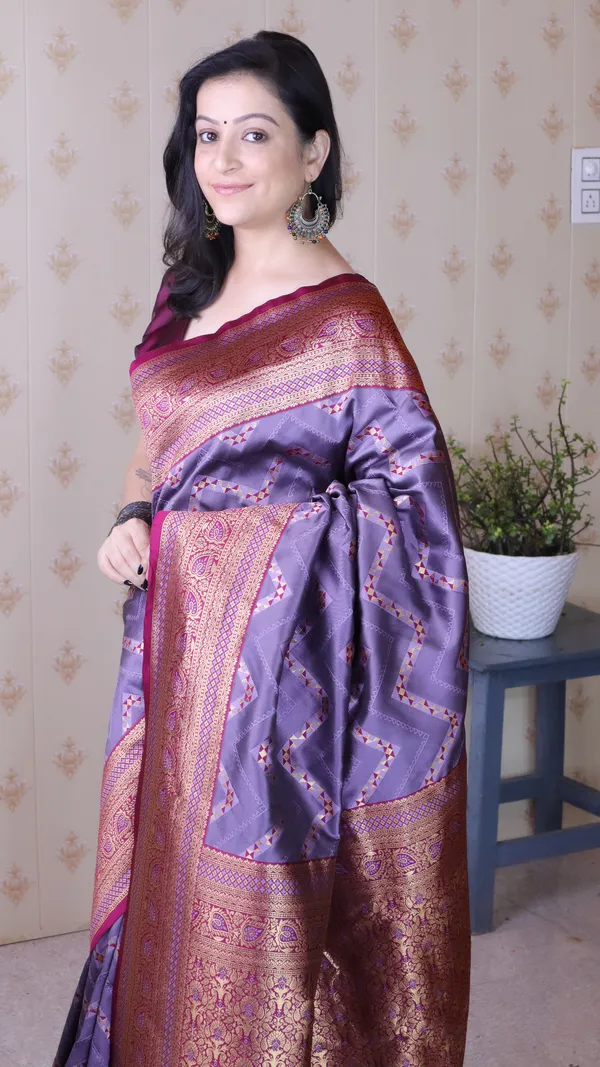 Light_Purple_Premium_Banarasi_Soft_Silk_With_Gold_Zari_Zig_Zag_Geometric_Weaved_Saree_With_Blouse_Piece_For_Women_&_Girl