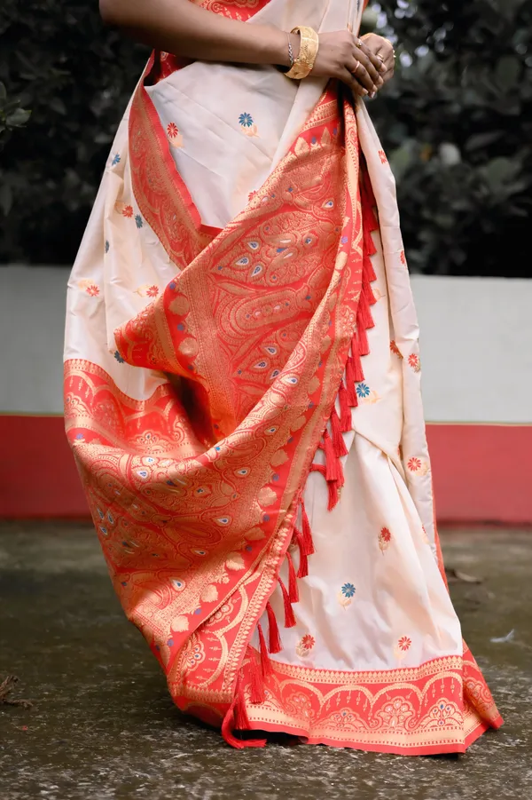 White_Soft_Silk_With_Woven_Meenakari_Motifs_Saree_With_Blouse_Piece_For_Women_&_Girl