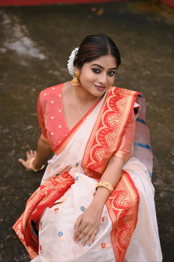 White_Soft_Silk_With_Woven_Meenakari_Motifs_Saree_With_Blouse_Piece_For_Women_&_Girl