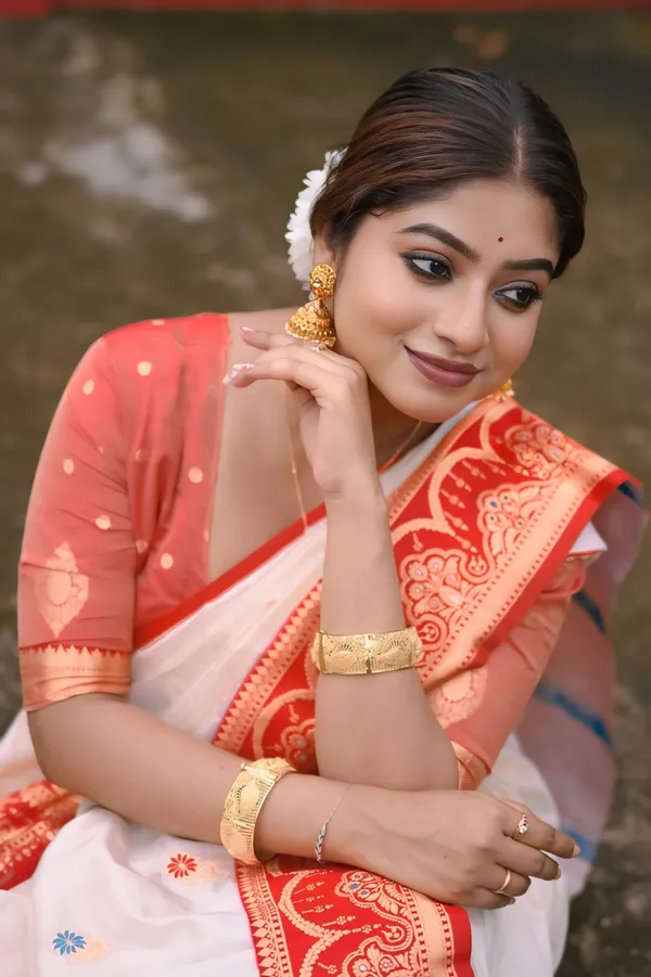 White_Soft_Silk_With_Woven_Meenakari_Motifs_Saree_With_Blouse_Piece_For_Women_&_Girl