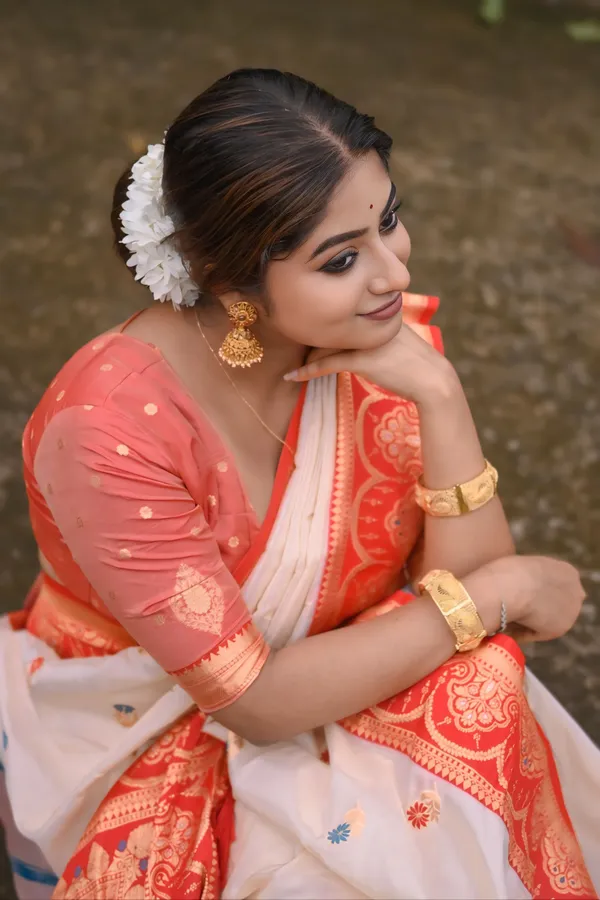 White_Soft_Silk_With_Woven_Meenakari_Motifs_Saree_With_Blouse_Piece_For_Women_&_Girl