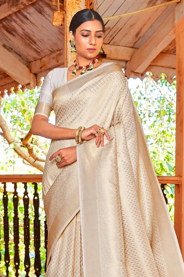 Ivory_White_Premium_Kanjivaram_Saree_With_Blouse_Piece_For_Women_&_Girls