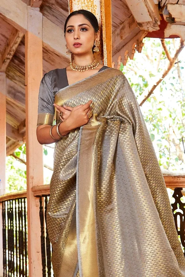 Dove_Grey_Premium_Kanjivaram_Saree_With_Blouse_Piece_For_Women_&_Girls