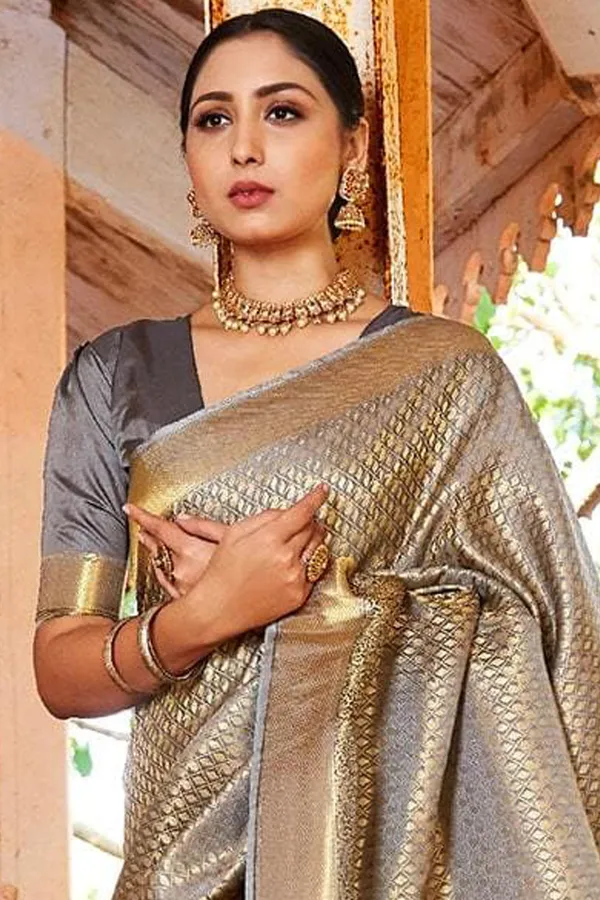 Dove_Grey_Premium_Kanjivaram_Saree_With_Blouse_Piece_For_Women_&_Girls