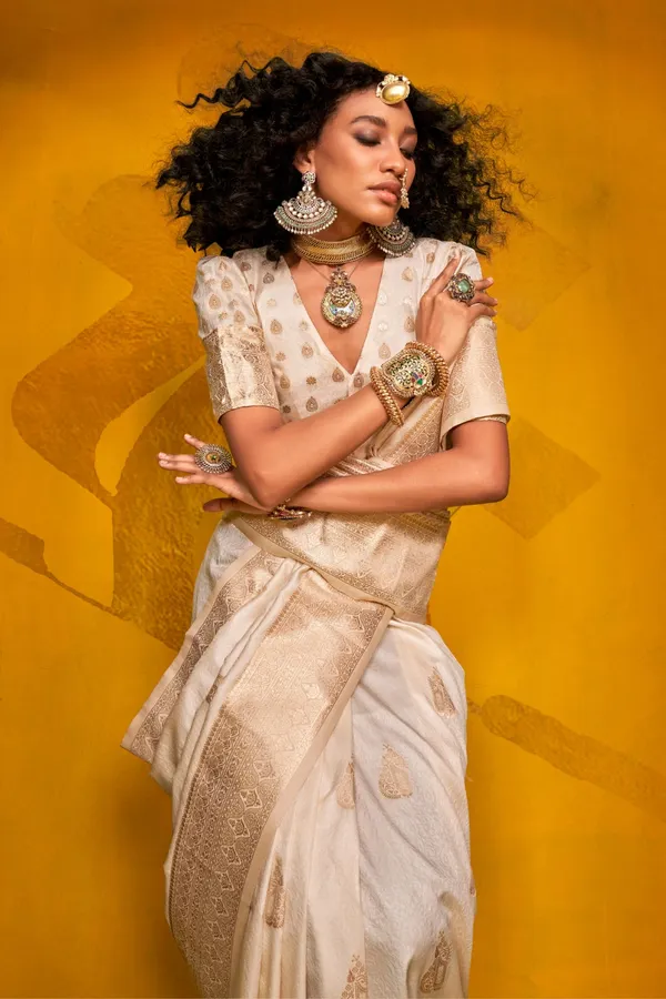 White_Premium_Handloom_Weaving_Silk_With_Blouse_Piece_For_Women_&_Girls