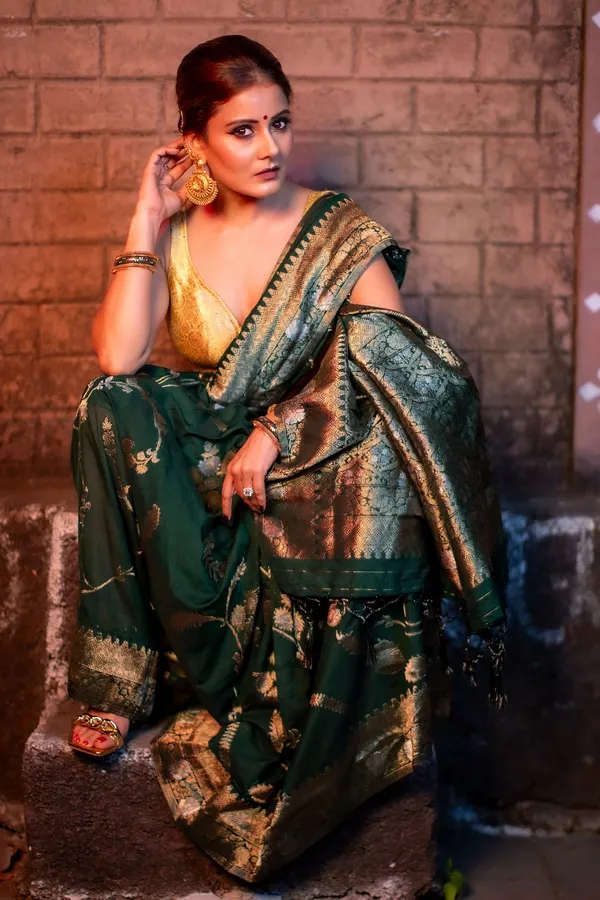 Green_Premium_Georgette_Saree_With_Blouse_Piece_For_Women_&_Girls