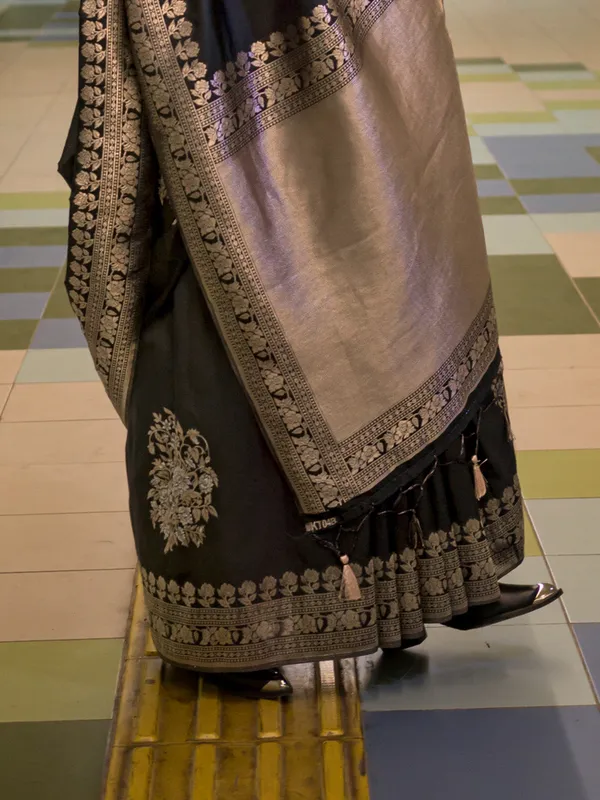 Black_Premium_Katan_Silk_With_Blouse_Piece_For_Women_&_Girls