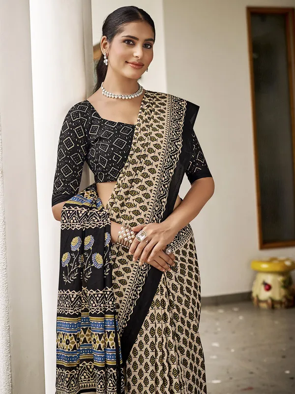 Cream_And_Black_Premium_Georgette_Saree_With_Blouse_Piece_For_Women_&_Girls