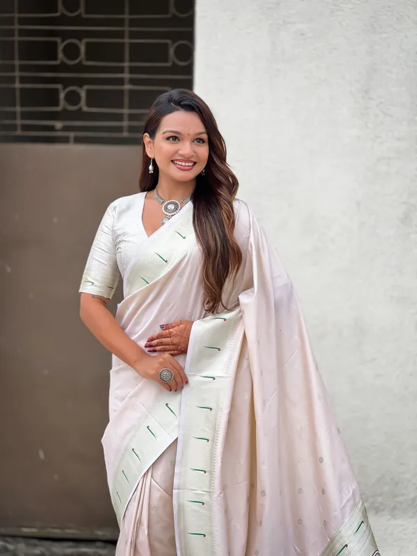 Cream_Paithani_Saree_With_Silver_Zari_Woven_Motifs_Saree_With_Blouse_Piece_For_Women_&_Girl