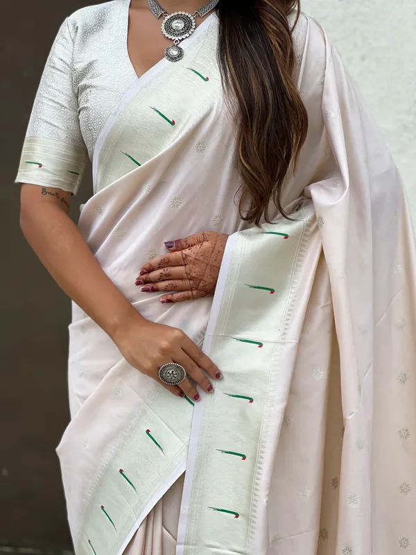 Cream_Paithani_Saree_With_Silver_Zari_Woven_Motifs_Saree_With_Blouse_Piece_For_Women_&_Girl