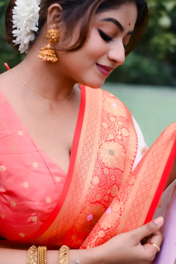 White_Soft_Silk_With_Woven_Meenakari_Motifs_Saree_With_Blouse_Piece_For_Women_&_Girl