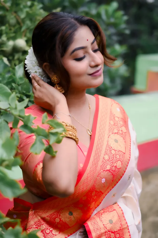 White_Soft_Silk_With_Woven_Meenakari_Motifs_Saree_With_Blouse_Piece_For_Women_&_Girl