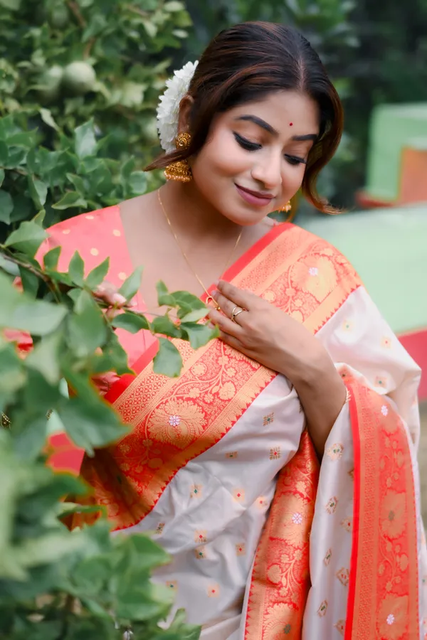 White_Soft_Silk_With_Woven_Meenakari_Motifs_Saree_With_Blouse_Piece_For_Women_&_Girl