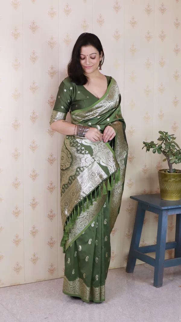 Green_Premium_Banarasi_Soft_Silk_With_Silver_Zari_Jaal_Weaved_Saree_With_Blouse_Piece_For_Women_&_Girl