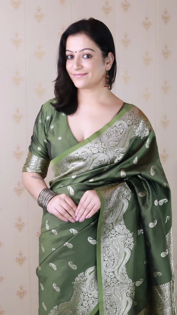 Green_Premium_Banarasi_Soft_Silk_With_Silver_Zari_Jaal_Weaved_Saree_With_Blouse_Piece_For_Women_&_Girl