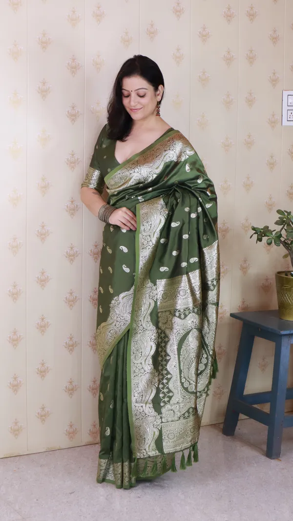 Green_Premium_Banarasi_Soft_Silk_With_Silver_Zari_Jaal_Weaved_Saree_With_Blouse_Piece_For_Women_&_Girl