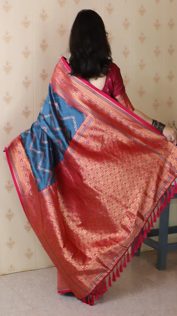 Navy_Blue_Premium_Banarasi_Soft_Silk_With_Gold_Zari_Zig_Zag_Geometric_Weaved_Saree_With_Blouse_Piece_For_Women_&_Girl