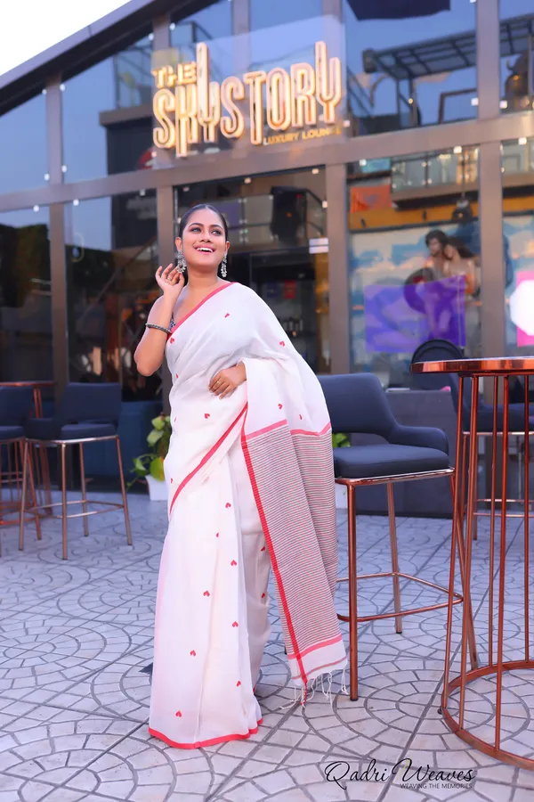 Handloom_White_Pure_Premium_Cotton_Red_Heart_Butti_Design_Saree