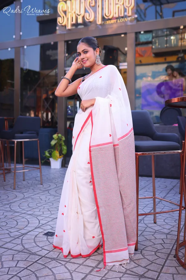 Handloom_White_Pure_Premium_Cotton_Red_Heart_Butti_Design_Saree