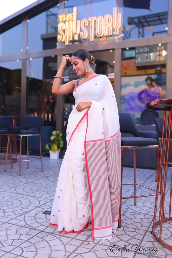 Handloom_White_Pure_Premium_Cotton_Red_Heart_Butti_Design_Saree