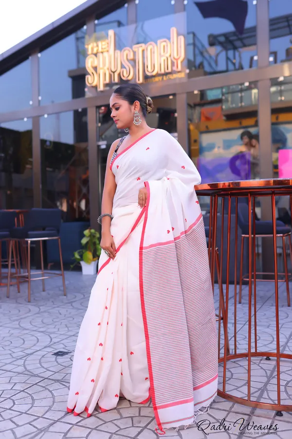 Handloom_White_Pure_Premium_Cotton_Red_Heart_Butti_Design_Saree