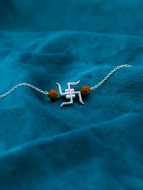 Silver_Rakhi_With_Precious_White_Zircon_Stone_For_Women