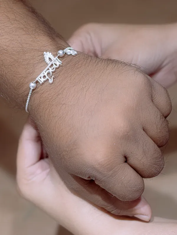 Silver_Rakhi_With_Precious_White_Zircon_Stone_For_Women