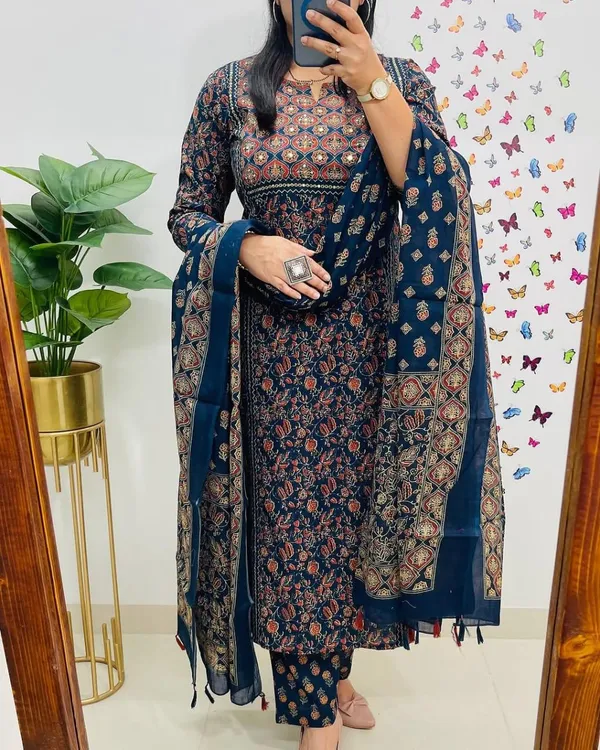 Beautiful_Akhrakh_Print_Kurti_With_Pant_And_Dupatta_Set