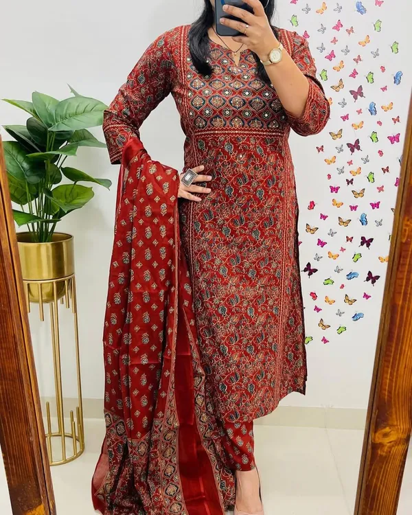 Beautiful_Akhrakh_Print_Kurti_With_Pant_And_Dupatta_Set