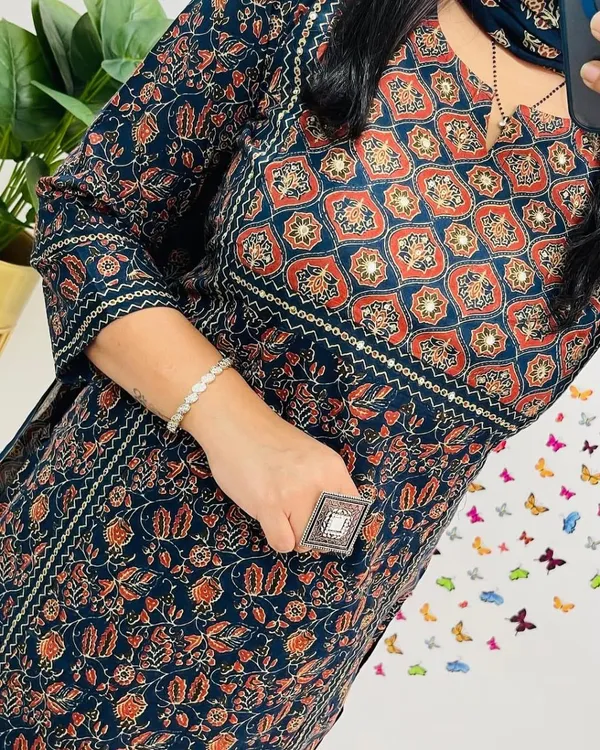 Beautiful_Akhrakh_Print_Kurti_With_Pant_And_Dupatta_Set