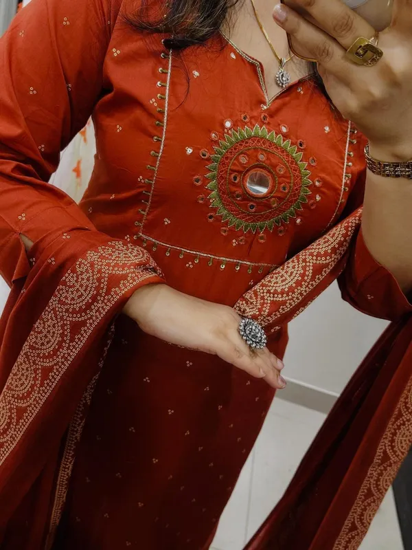 Beautiful_Discharge_Print_Kurti_With_Pant_And_Dupatta_Set