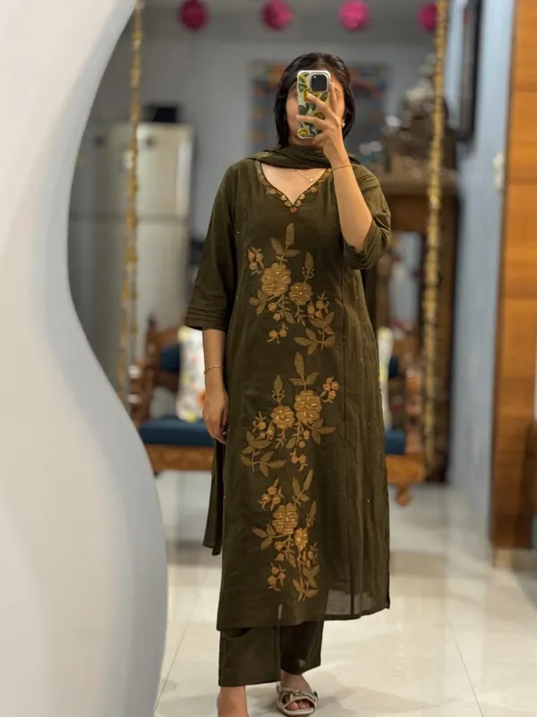 Beautiful_Embroidery_Kurti_With_Pant_Dupatta_Set