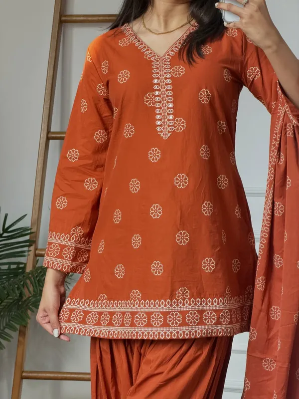 Stylish_Discharge_Kurti_And_Farsi_Pant_And_Dupatta_Set