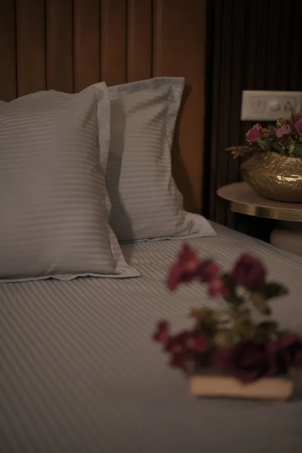 Blossoms_600_thread_count_premium_satin_stripes_king_size_bedsheet_with_2_pillows_.