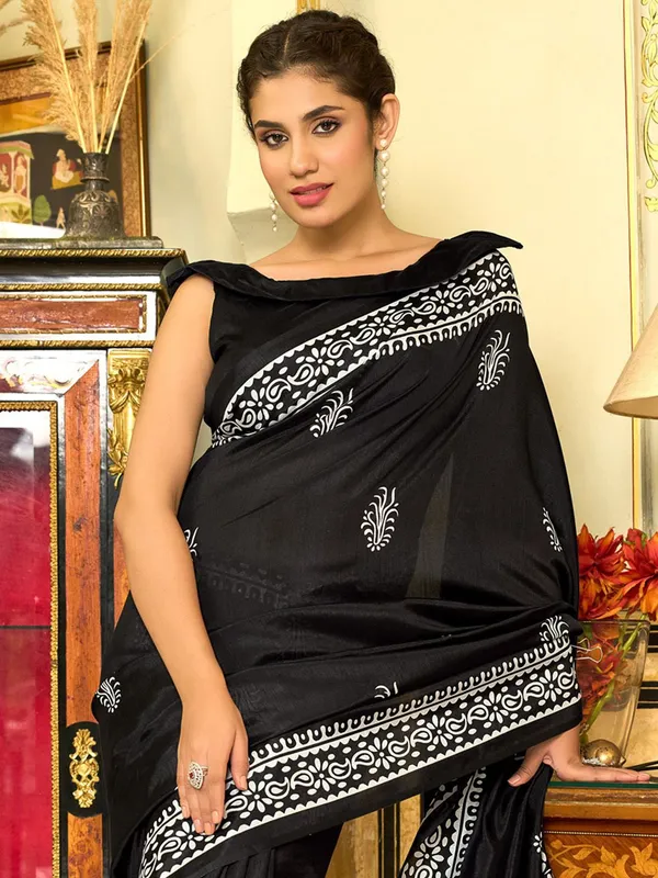 Black_&_White_Blended_Silk_Bhagalpuri_Style_Block_Print_Saree_For_Women_|_With_Unstitched_Blouse