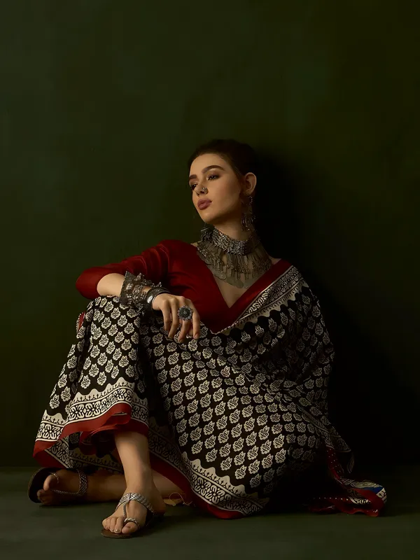 Pragati_Aaradhya_-_Black_&_White_Bhagalpuri_Art_Silk_With_Ethnic_Motifs_&_Solid_Border_Saree_For_Women_|_With_Unstitched_Blouse