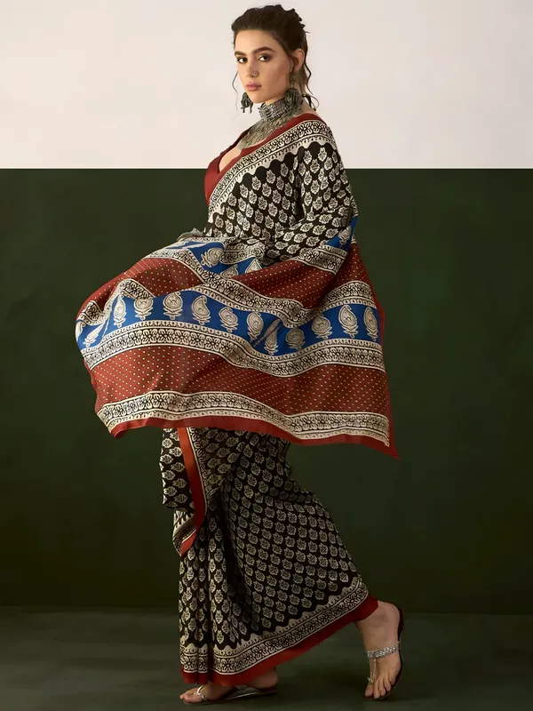 Pragati_Aaradhya_-_Black_&_White_Bhagalpuri_Art_Silk_With_Ethnic_Motifs_&_Solid_Border_Saree_For_Women_|_With_Unstitched_Blouse