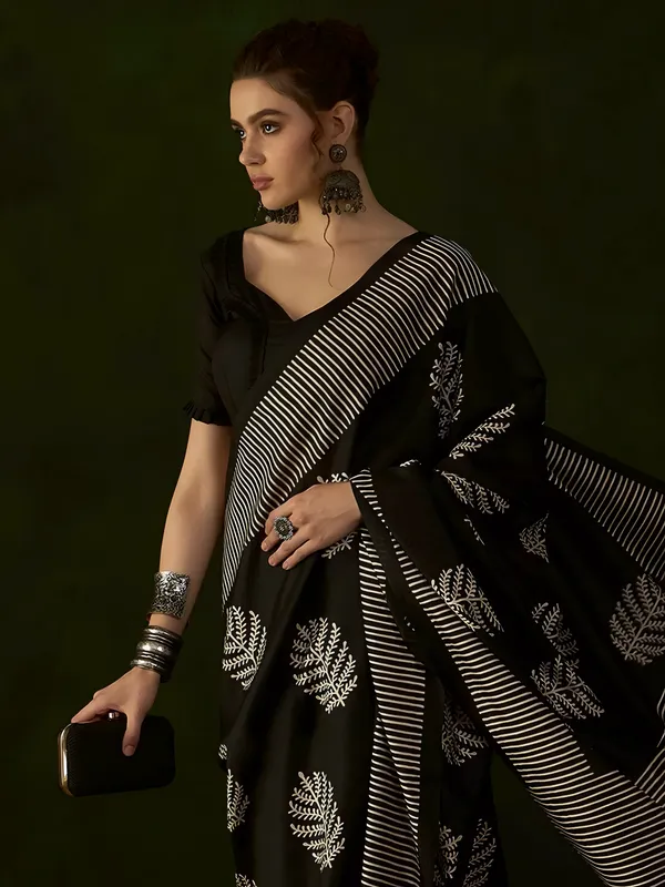 Pragati_Tanisha_-_Black_&_White_Bhagalpuri_Art_Silk_With_Ethnic_Motifs_&_Solid_Border_Saree_For_Women_|_With_Unstitched_Blouse