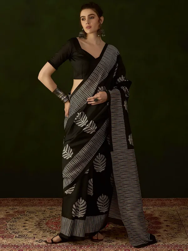 Pragati_Tanisha_-_Black_&_White_Bhagalpuri_Art_Silk_With_Ethnic_Motifs_&_Solid_Border_Saree_For_Women_|_With_Unstitched_Blouse