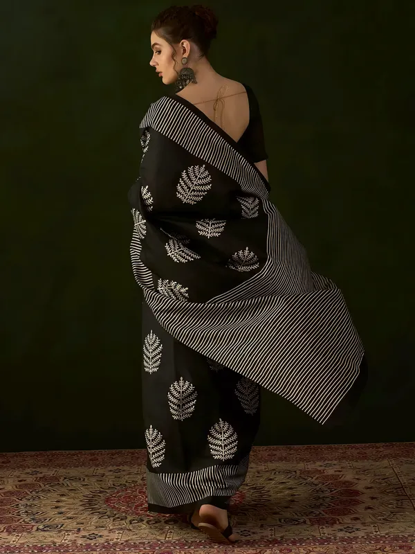 Pragati_Tanisha_-_Black_&_White_Bhagalpuri_Art_Silk_With_Ethnic_Motifs_&_Solid_Border_Saree_For_Women_|_With_Unstitched_Blouse