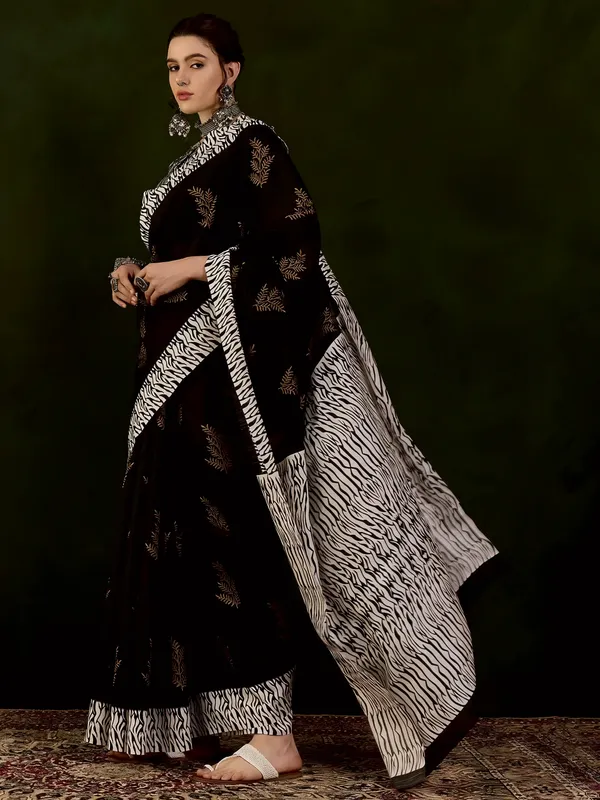 Pragati_Ishani_-_Black_&_White_Exquisite_Bhagalpuri_Art_Silk_With_Heritage_Charm_Saree_For_Women_|_With_Unstitched_Blouse