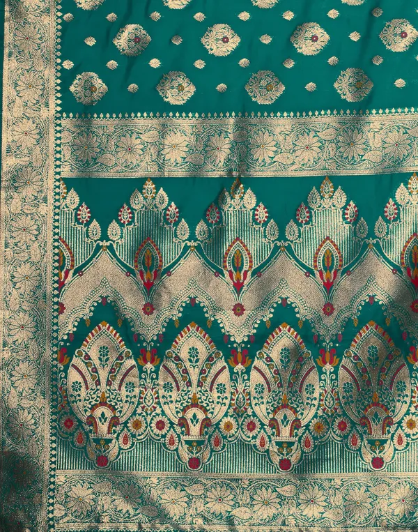 Rama_Elegant_Silk_Blend_Banarasi_Saree_With_Unstitched_Blouse_Piece