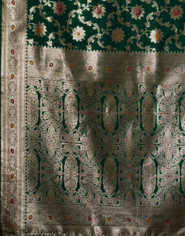 Dark_Green_Elegant_Silk_Blend_Kanjeevaram_Saree_With_Unstitched_Blouse_Piece