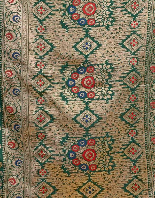 Dark_Green_Silk_Blend_Kanjeevaram_Saree_With_Unstitched_Blouse_Piece