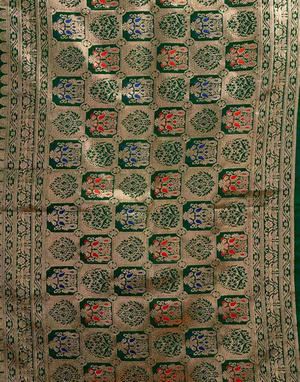 Dark_Green_Elegant_Silk_Blend_Baluchari_Saree_With_Unstitched_Blouse_Piece