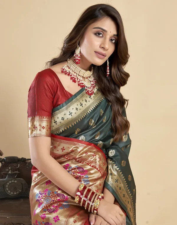 Dark_Green_Luxurious_Silk_Blend_Paithani_Saree_With_Unstitched_Blouse_Piece