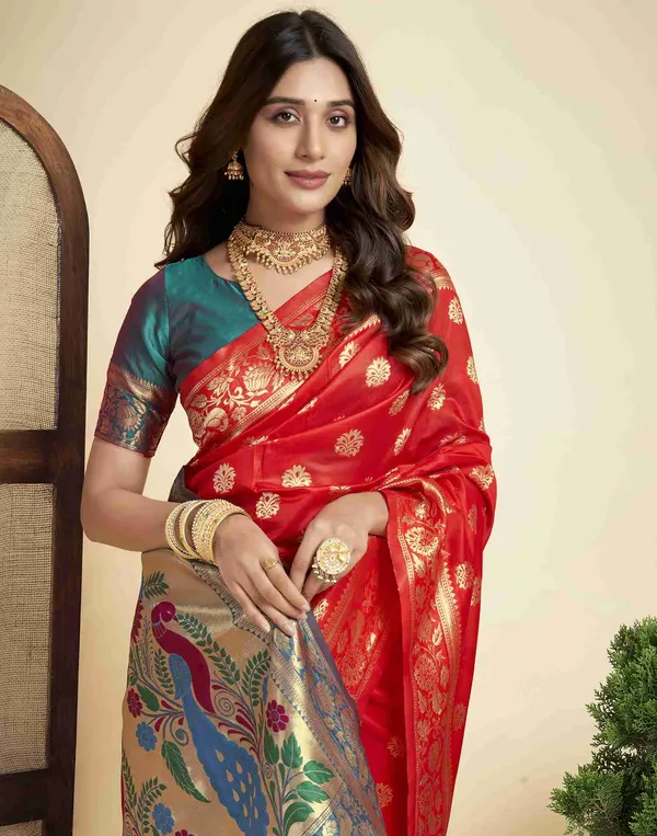 Red_Elegant_Silk_Blend_Paithani_Saree_With_Unstitched_Blouse_Piece